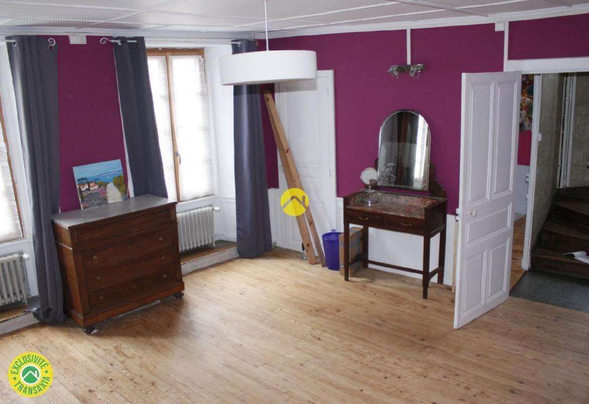 Maison à VIC-SUR-CERE