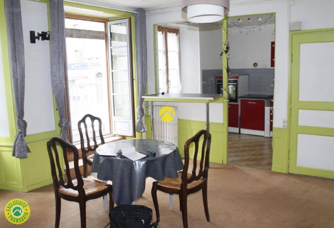 Maison à VIC-SUR-CERE