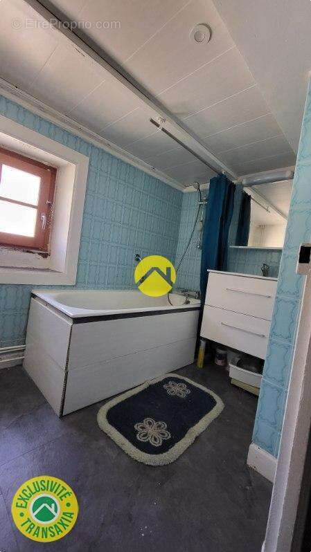 Maison à VIC-SUR-CERE