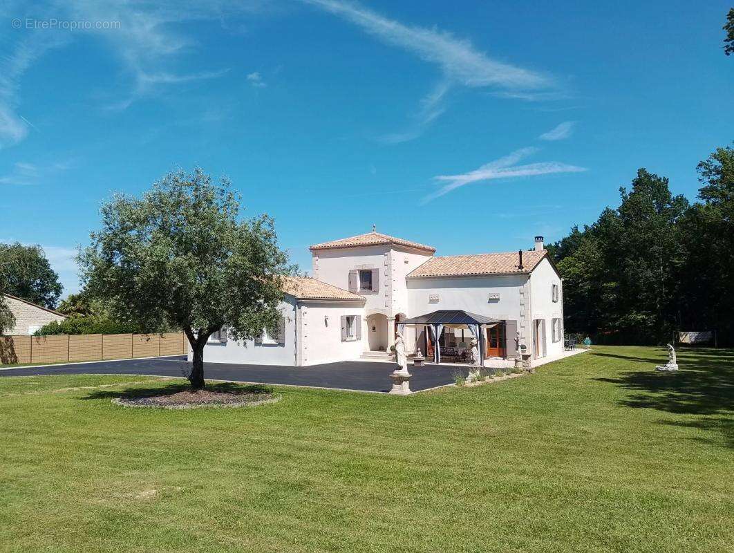 Maison à MOUTHIERS-SUR-BOEME