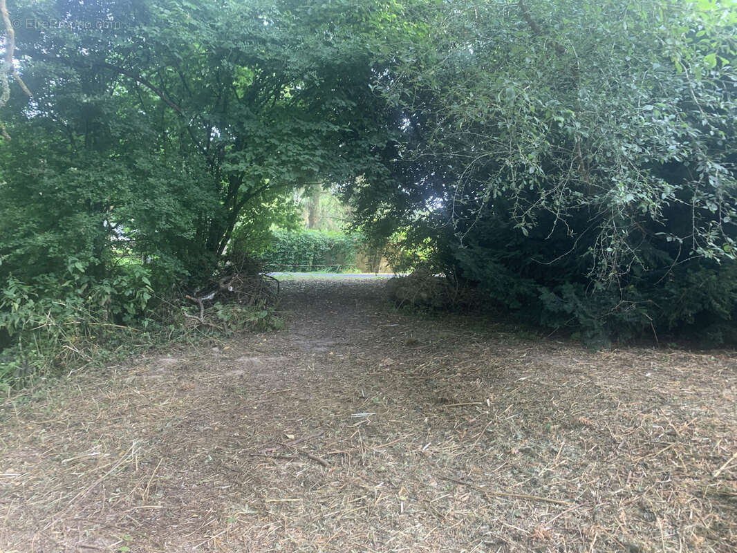 Terrain à SAINT-JULIEN-DES-LANDES