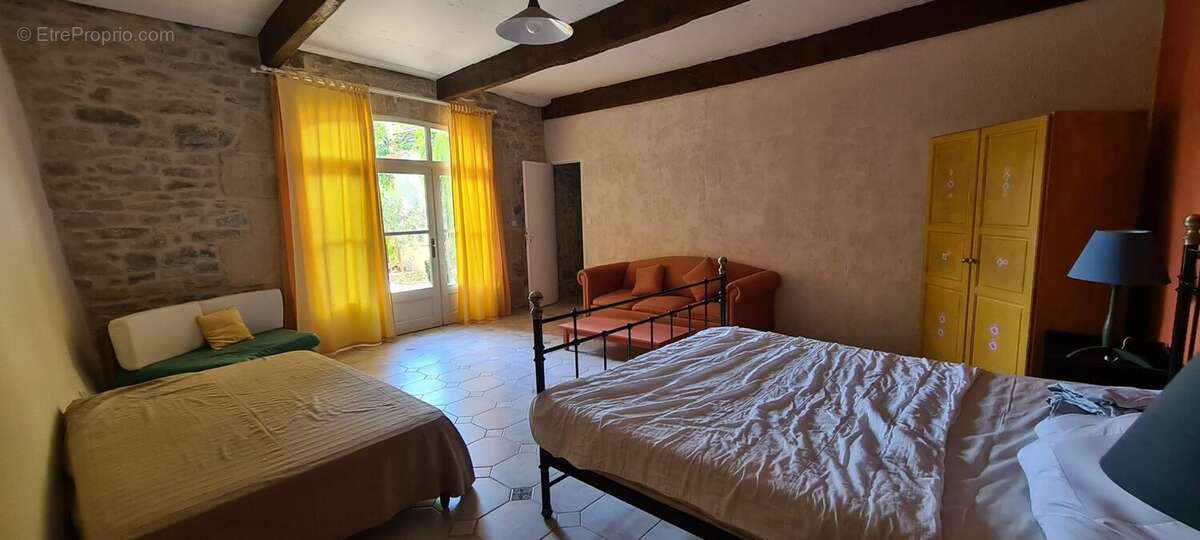 Chambre indépendante donnant sur cour - Maison à SOMMIERES