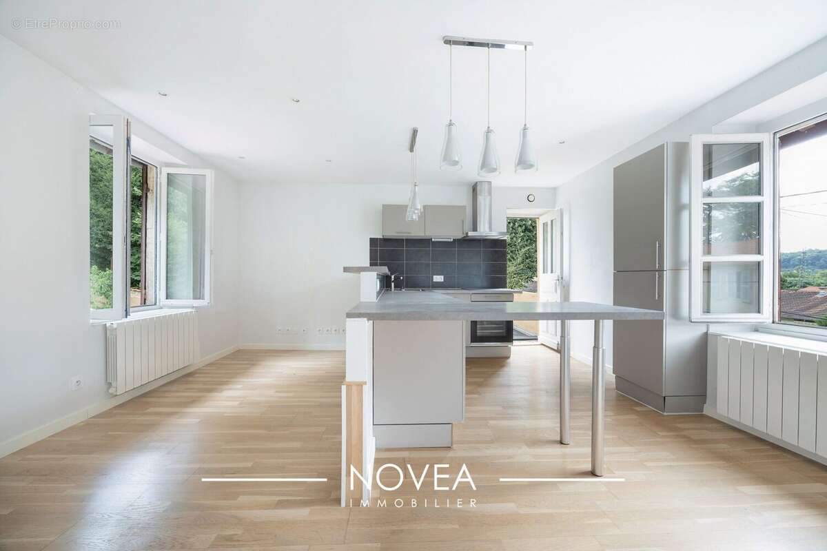 Appartement à COLLONGES-AU-MONT-D&#039;OR