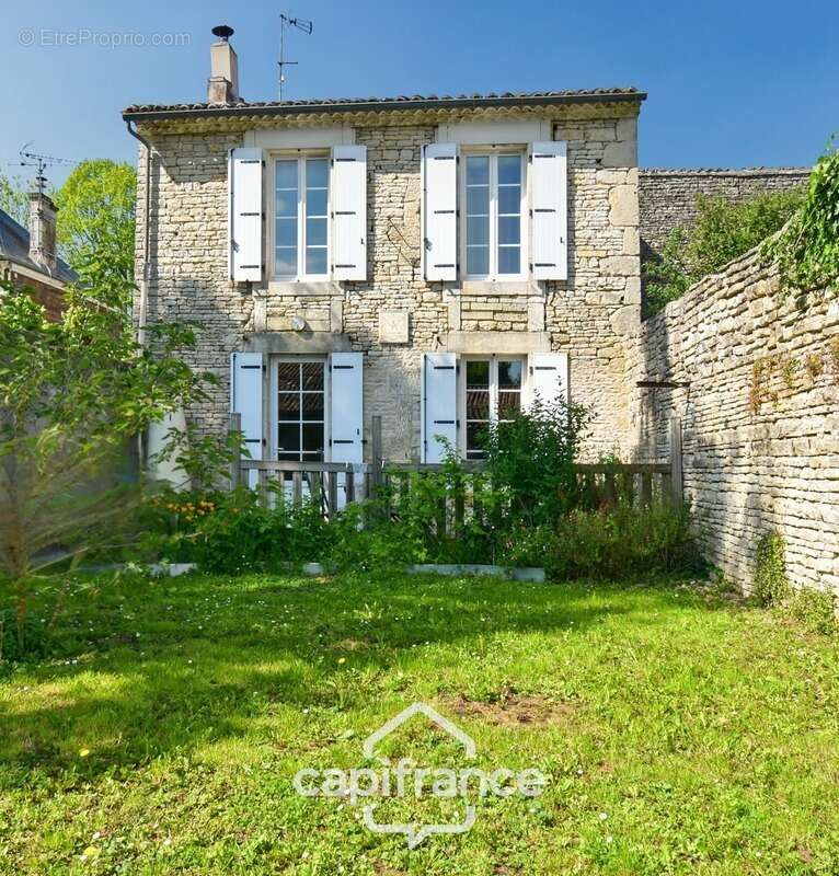 Maison à ASNIERES-LA-GIRAUD