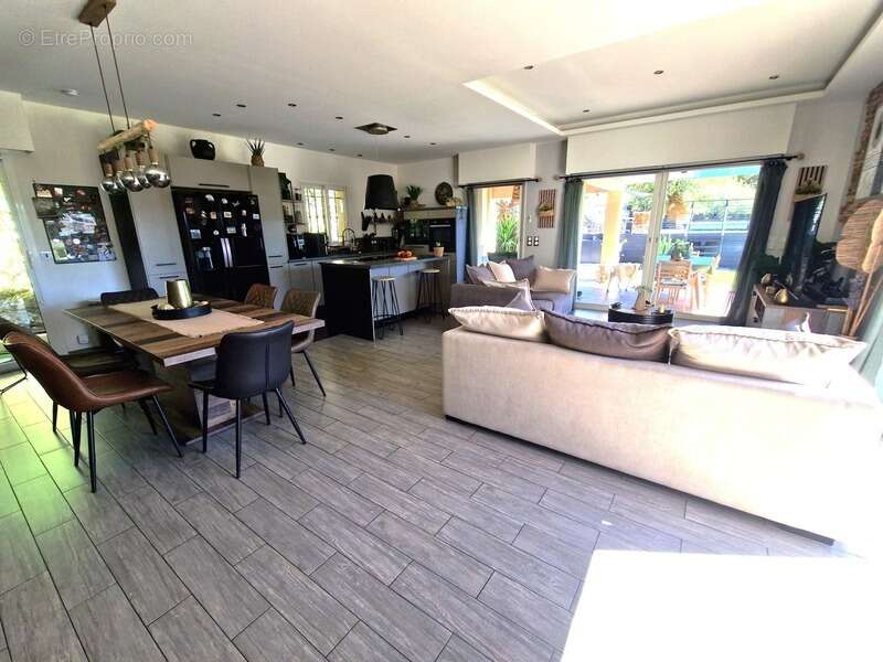 Maison à LA ROQUETTE-SUR-VAR