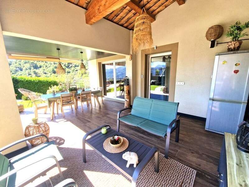 Maison à LA ROQUETTE-SUR-VAR