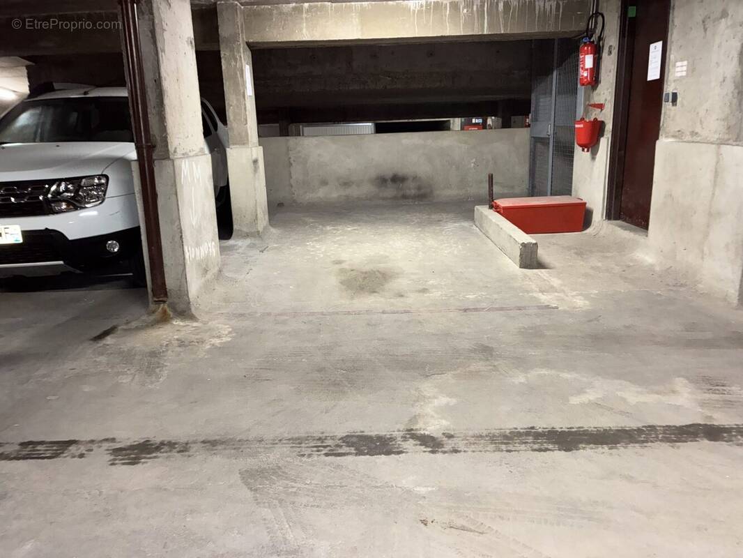 Parking à PARIS-12E