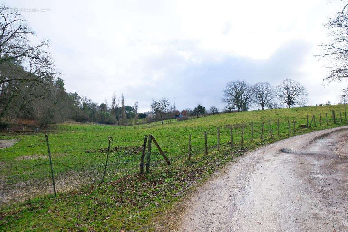 Terrain à COULOUNIEIX-CHAMIERS