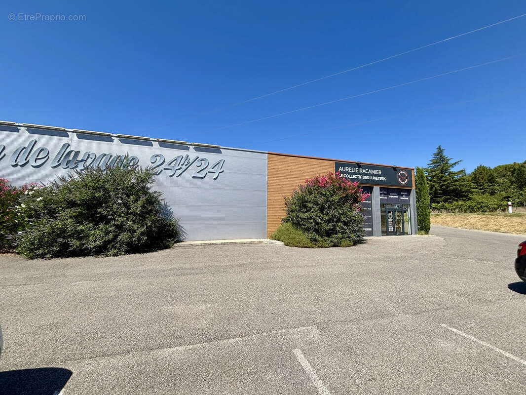 Commerce à VALAURIE