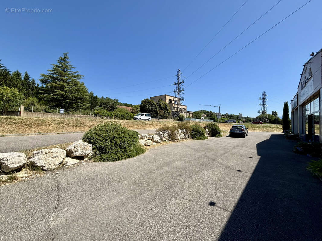 Commerce à VALAURIE