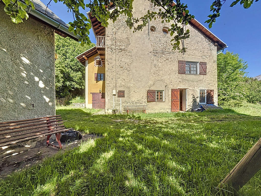 Maison à ENCHASTRAYES