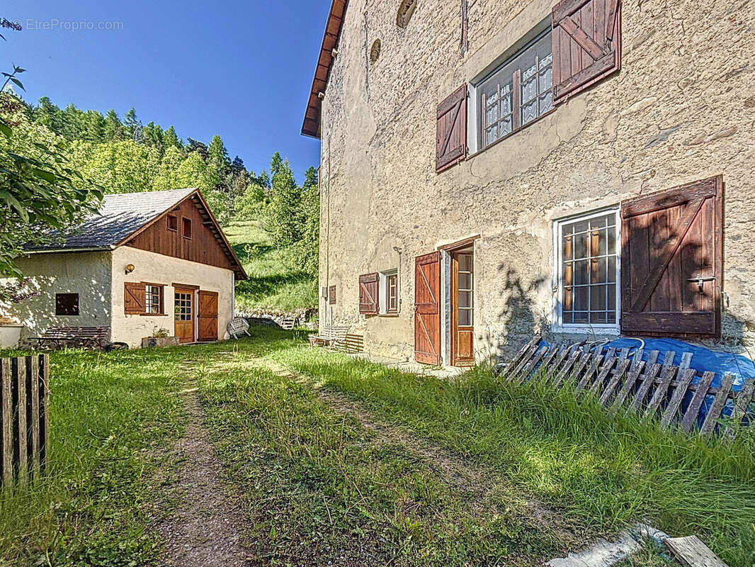 Maison à ENCHASTRAYES