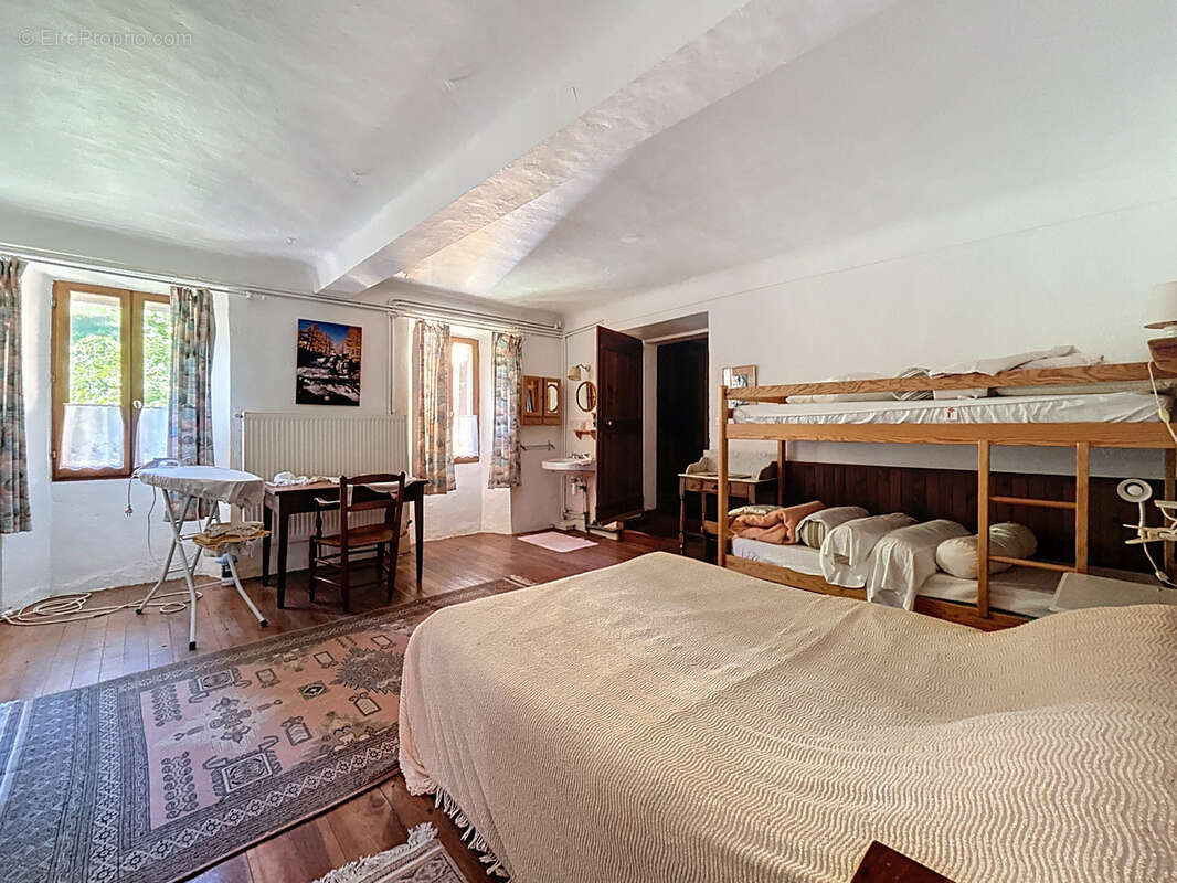 Maison à ENCHASTRAYES