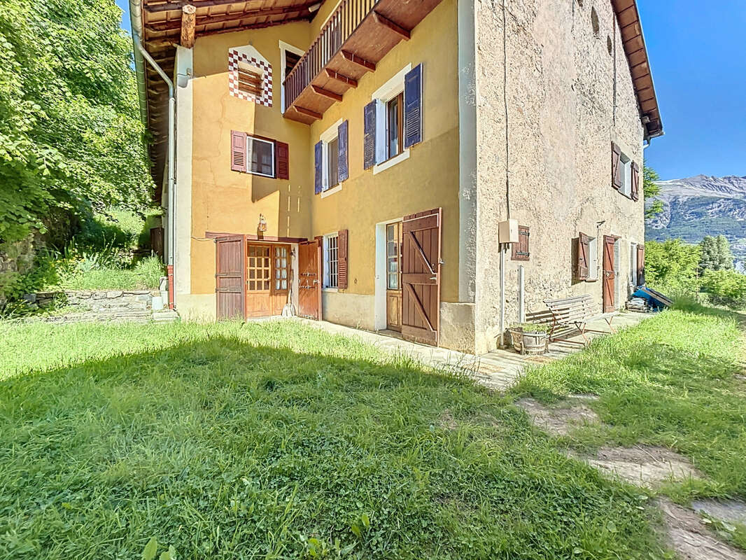 Maison à ENCHASTRAYES