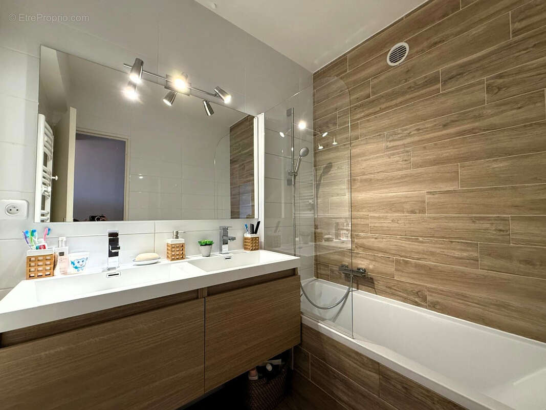 Appartement à SAINT-LAURENT-DU-VAR