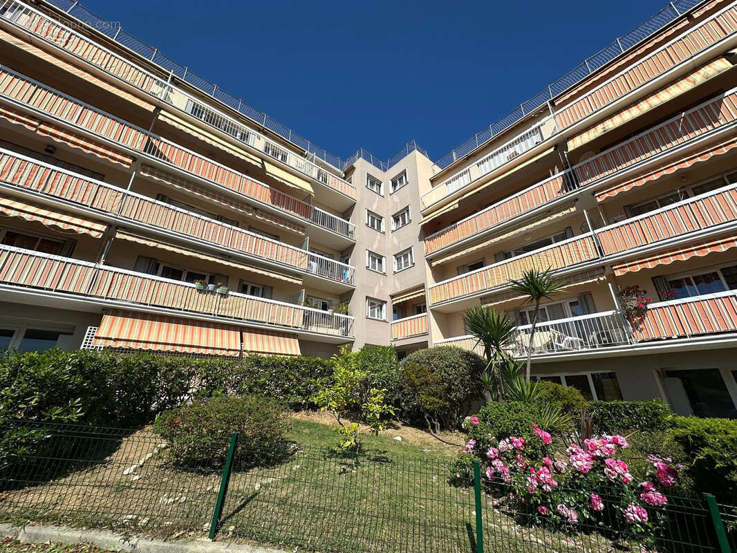 Appartement à SAINT-LAURENT-DU-VAR