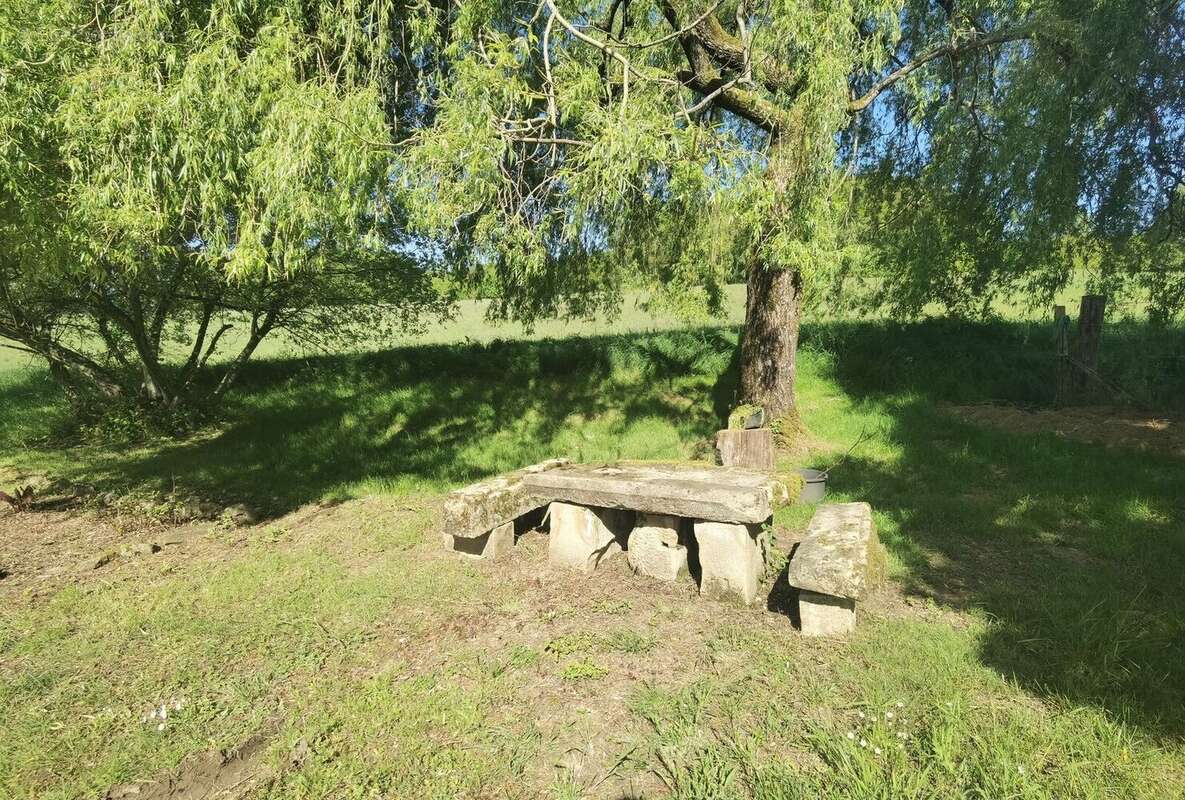 Table pierre - Maison à EXCIDEUIL