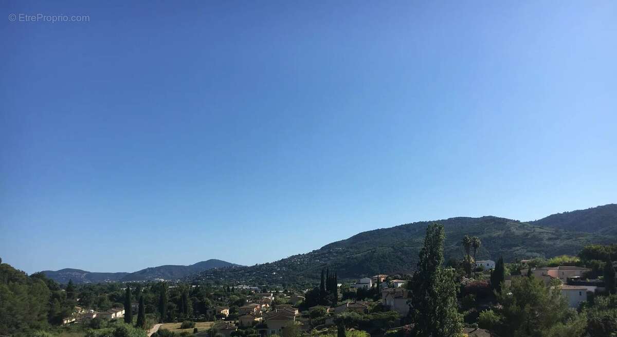 Appartement à LA ROQUETTE-SUR-SIAGNE