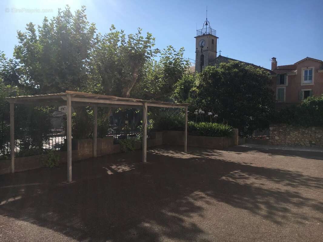 Appartement à LA ROQUETTE-SUR-SIAGNE