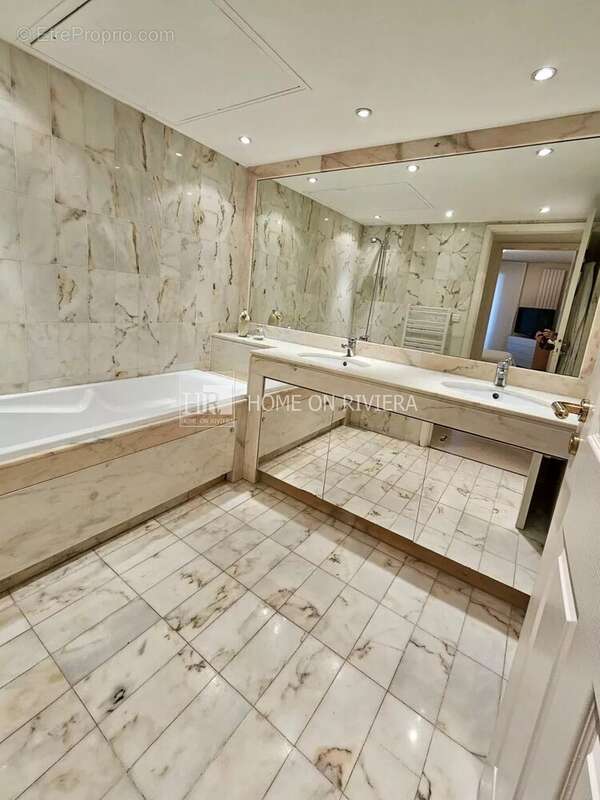 Appartement à SAINT-LAURENT-DU-VAR