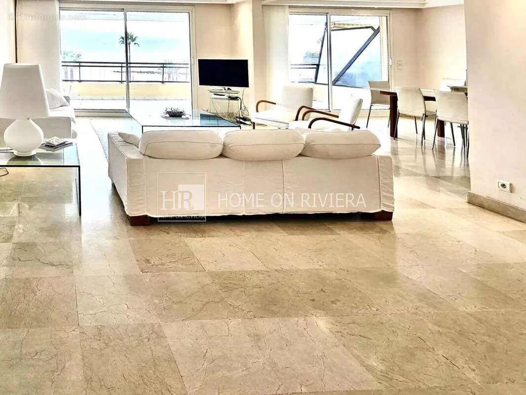 Appartement à SAINT-LAURENT-DU-VAR