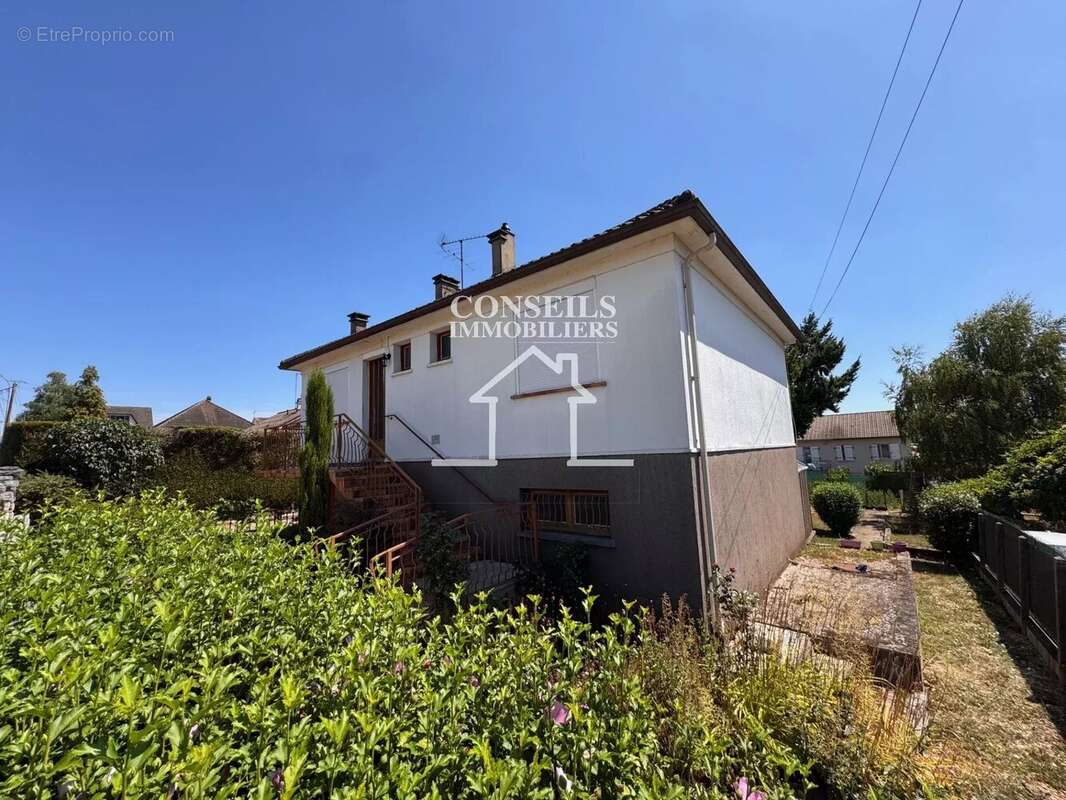 Maison à SAINT-JULIEN-DU-SAULT