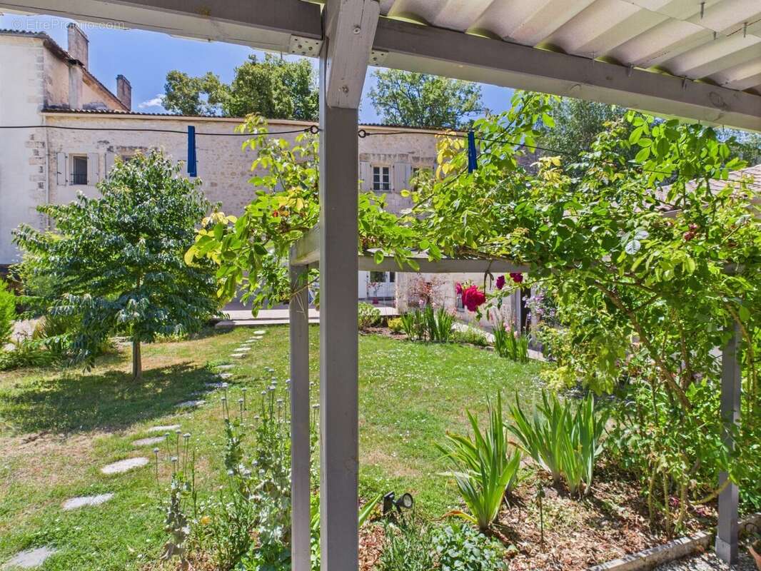 Maison à VOUZAN