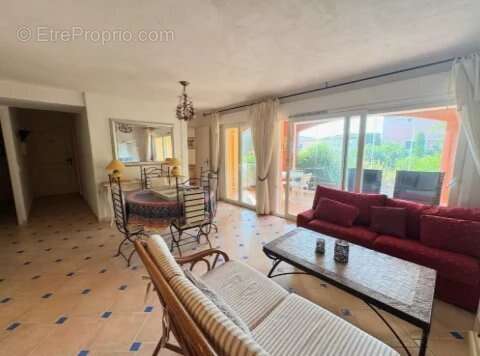 Appartement à ROQUEBRUNE-SUR-ARGENS