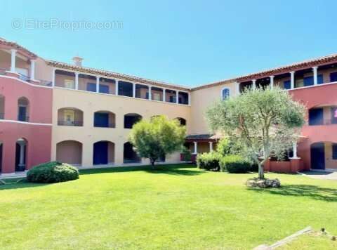 Appartement à ROQUEBRUNE-SUR-ARGENS