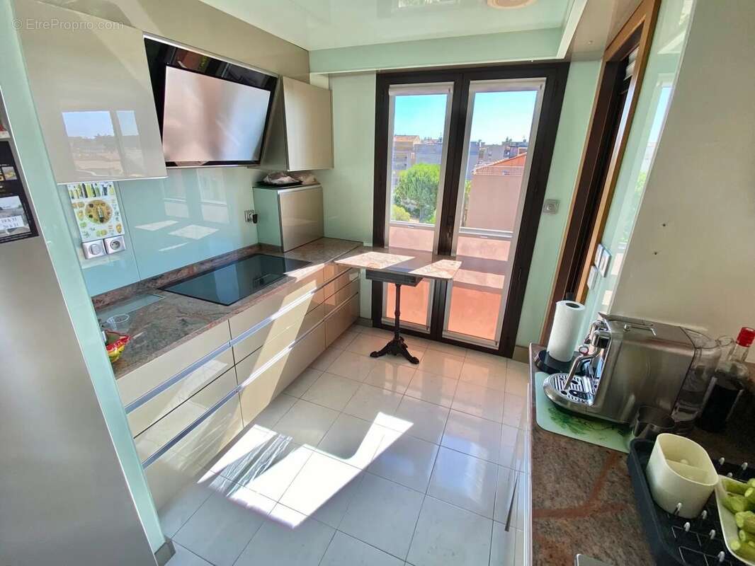 Appartement à SAINT-LAURENT-DU-VAR