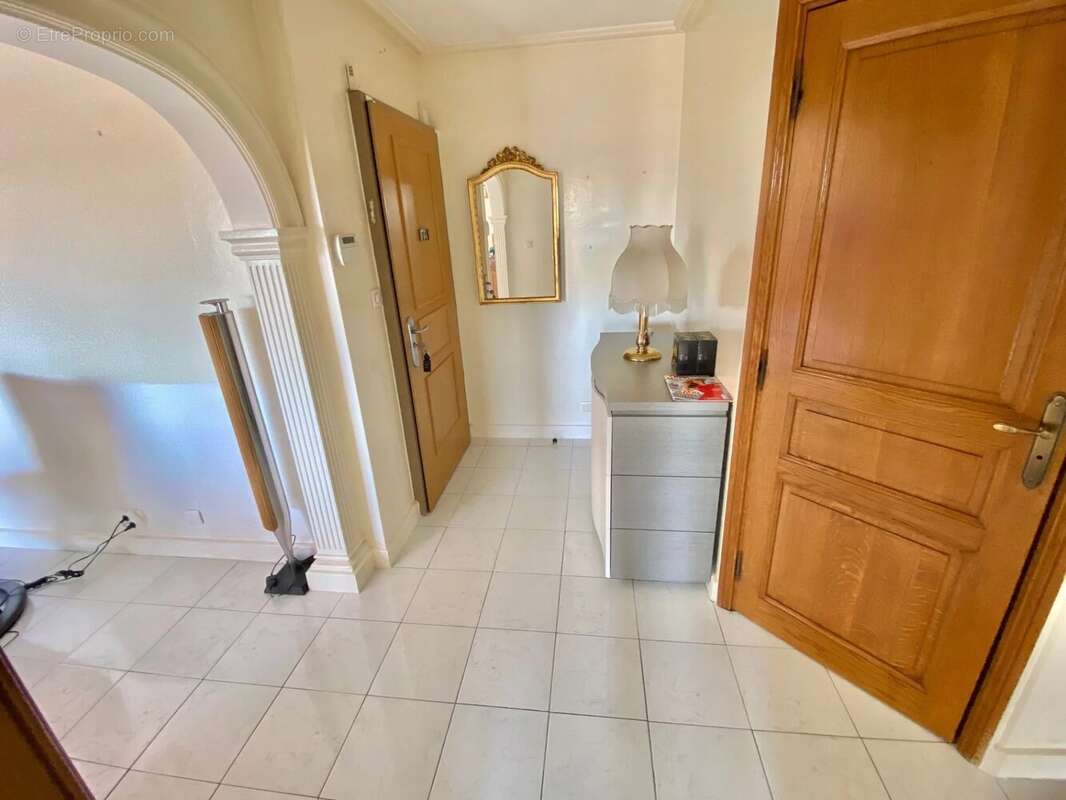 Appartement à SAINT-LAURENT-DU-VAR