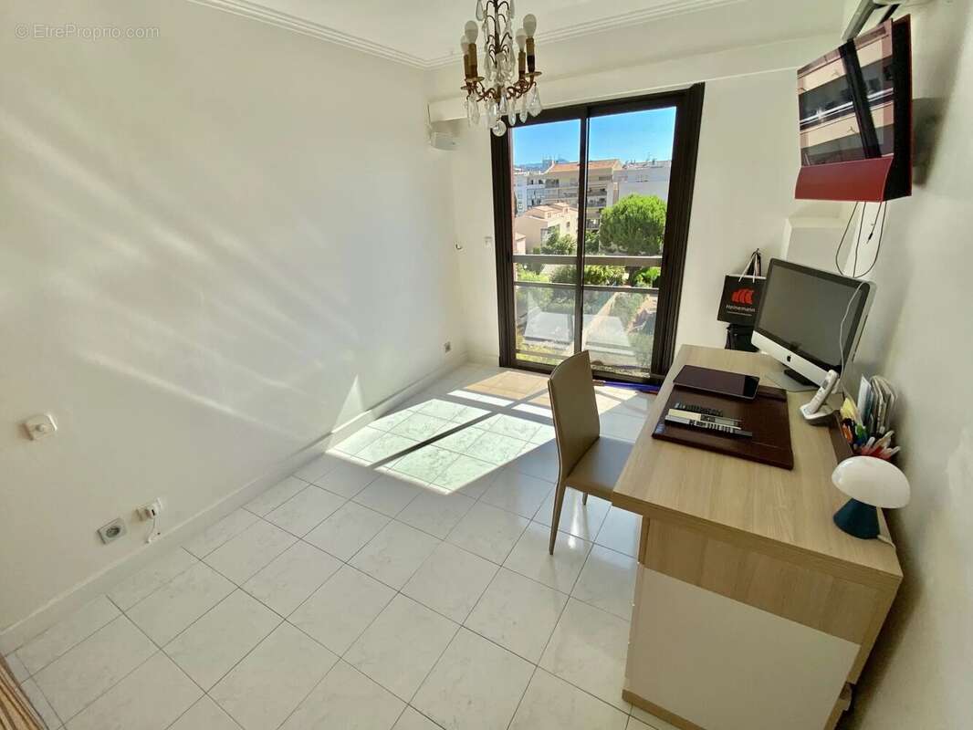 Appartement à SAINT-LAURENT-DU-VAR