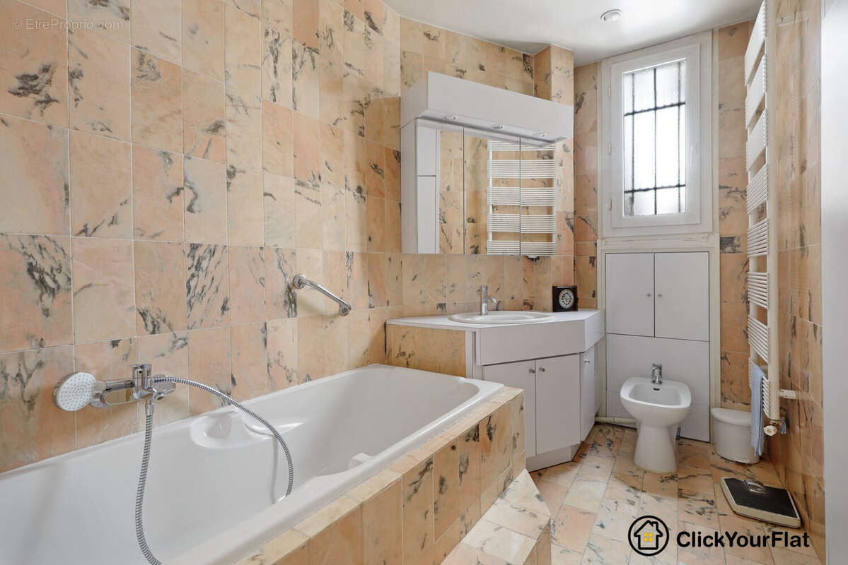 Appartement à PARIS-16E