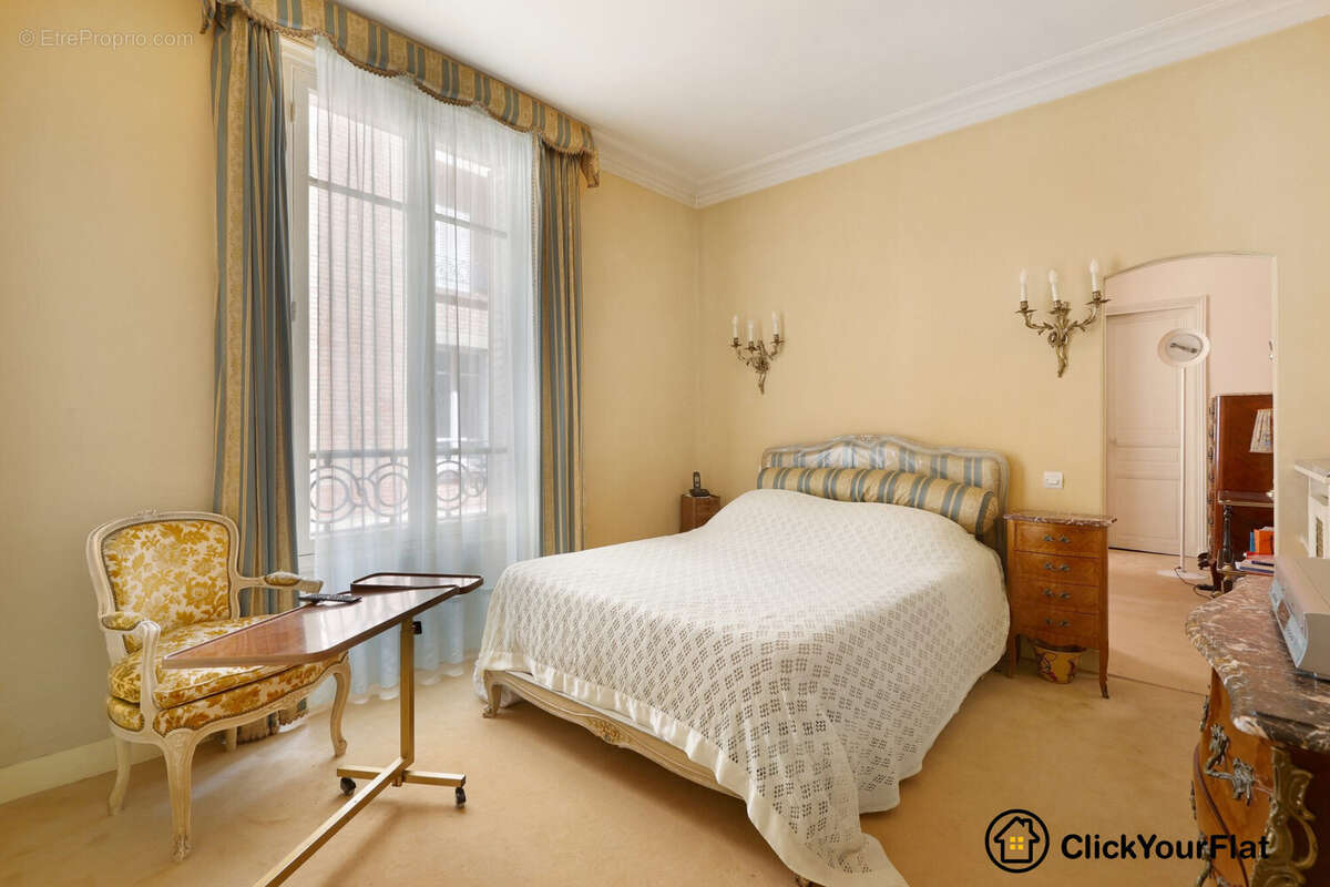 Appartement à PARIS-16E