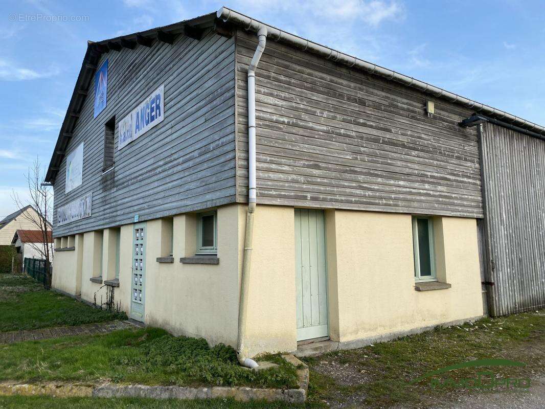 Commerce à AVREMESNIL