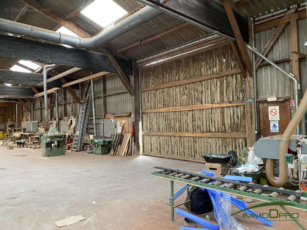 Commerce à AVREMESNIL