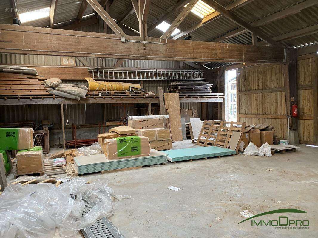 Commerce à AVREMESNIL