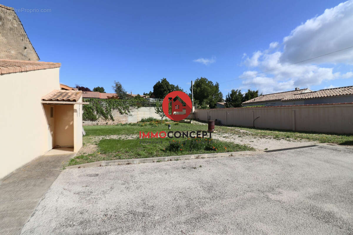 Terrain à LAUDUN-L&#039;ARDOISE