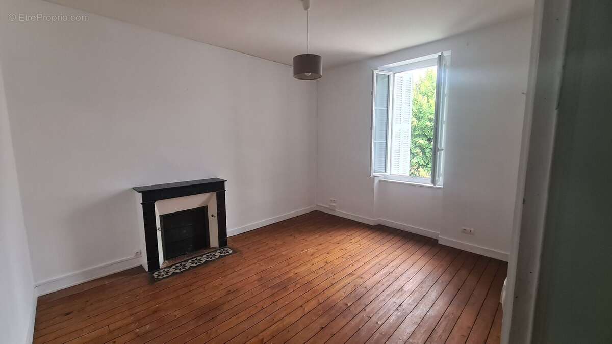 Maison à RUELLE-SUR-TOUVRE