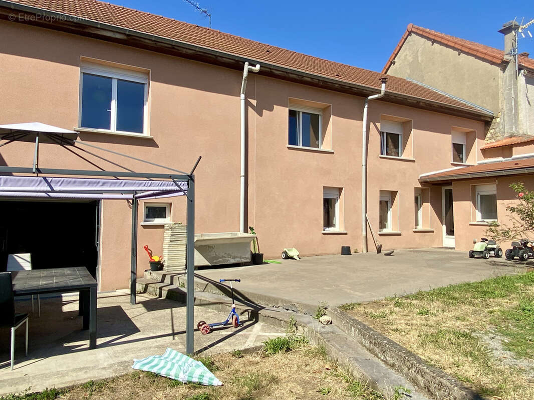 Maison à CREUZIER-LE-VIEUX