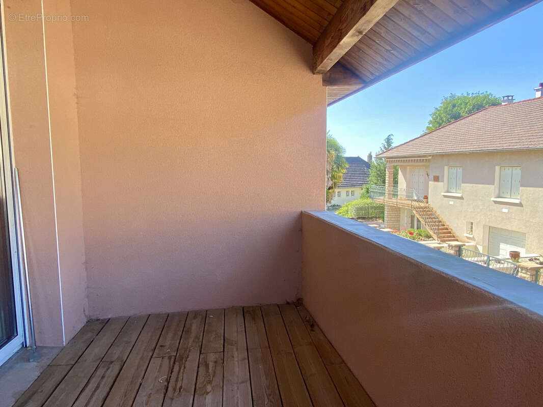 Maison à CREUZIER-LE-VIEUX