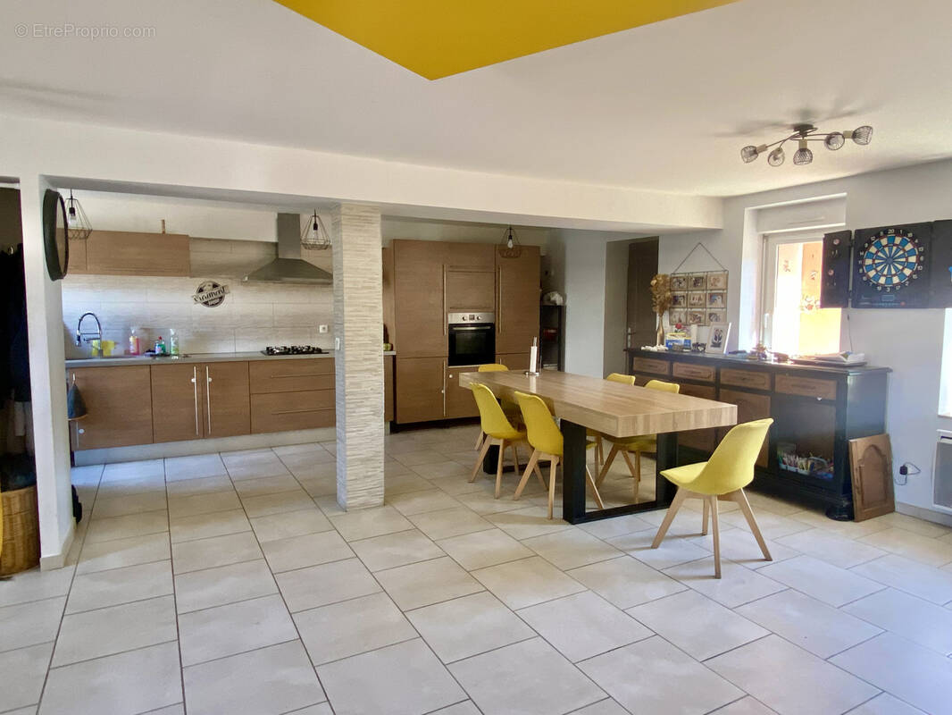 Maison à CREUZIER-LE-VIEUX