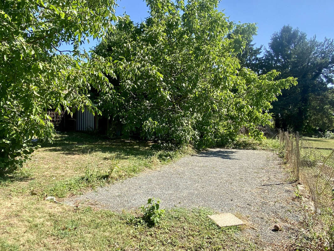 Maison à CREUZIER-LE-VIEUX