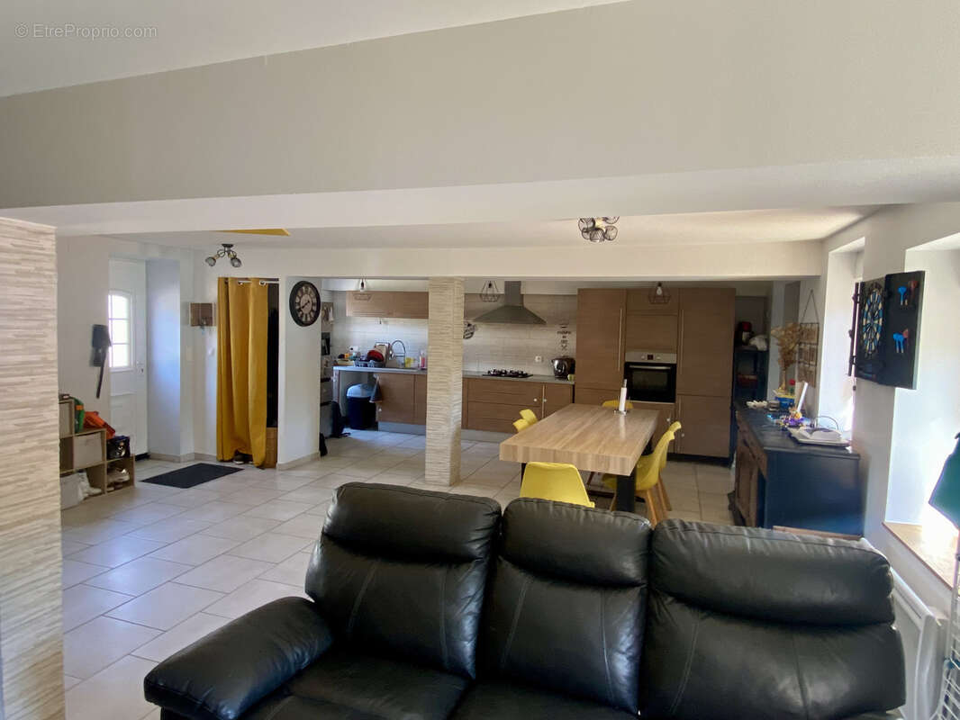 Maison à CREUZIER-LE-VIEUX