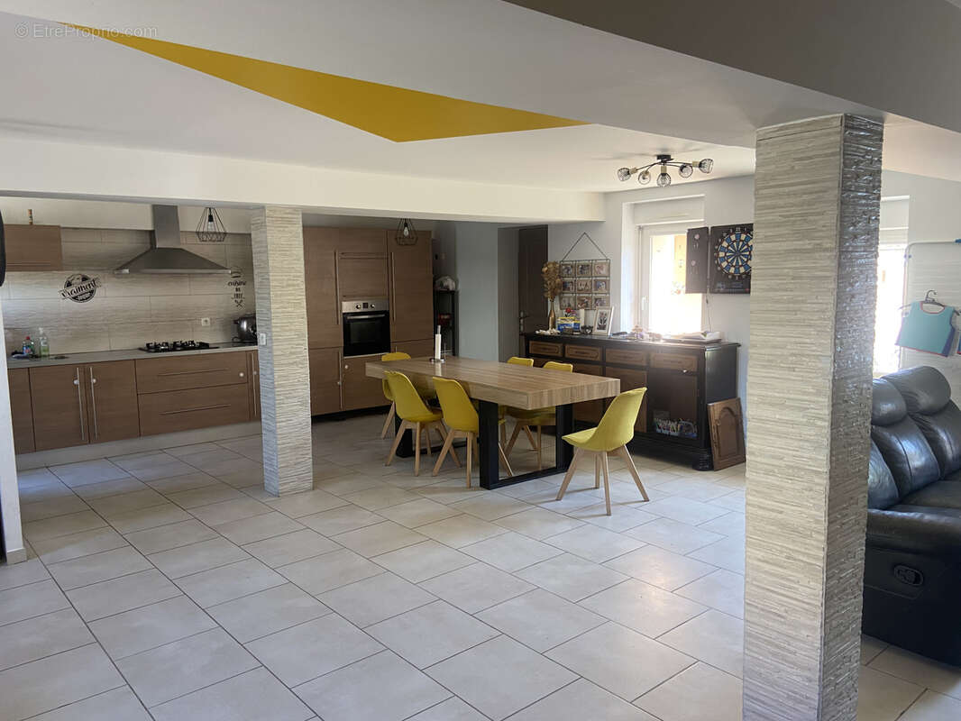 Maison à CREUZIER-LE-VIEUX