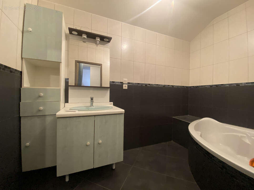 Maison à CREUZIER-LE-VIEUX