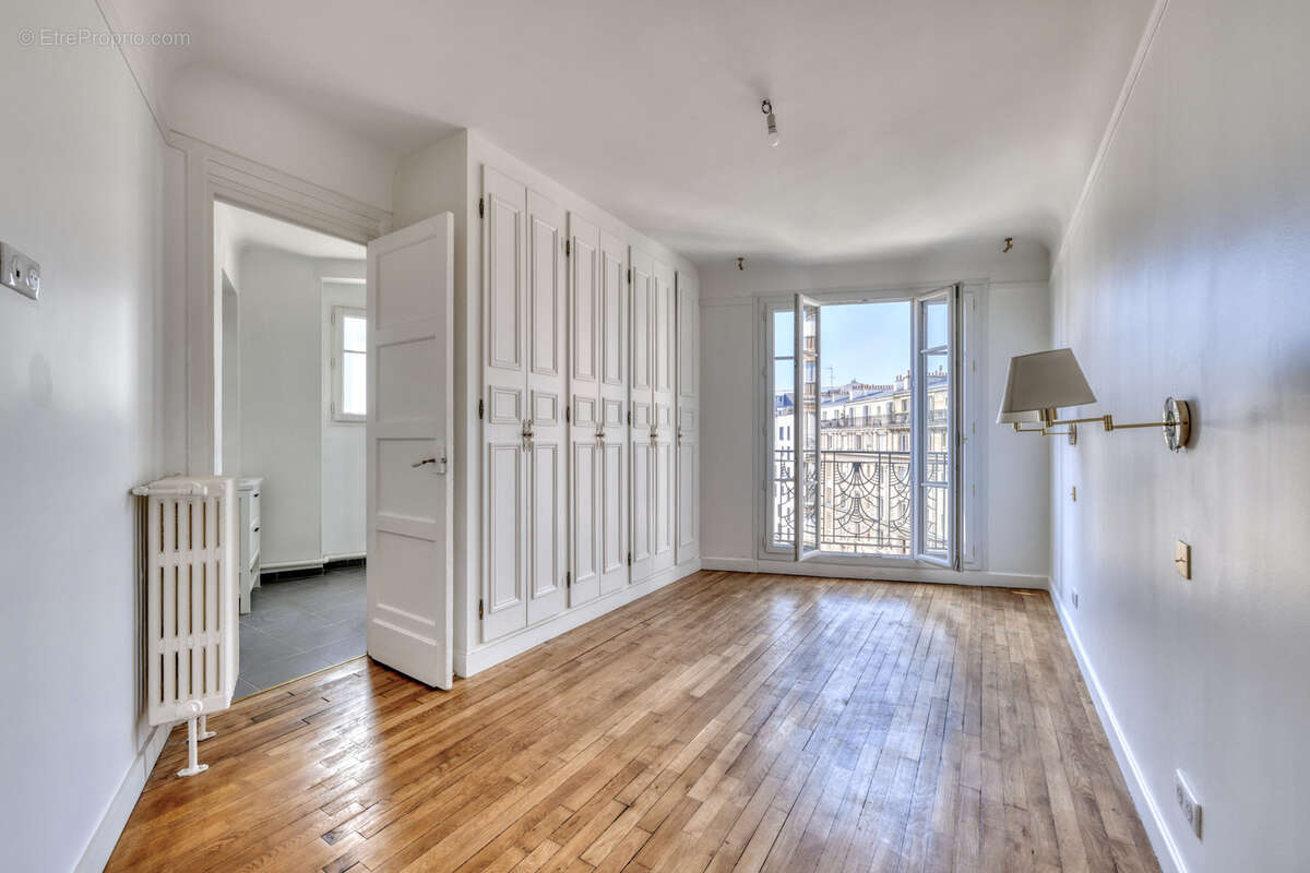 Appartement à PARIS-16E