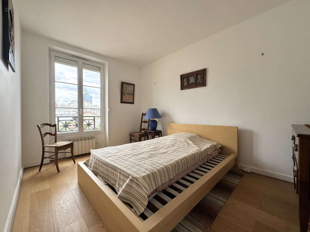 Appartement à COURBEVOIE