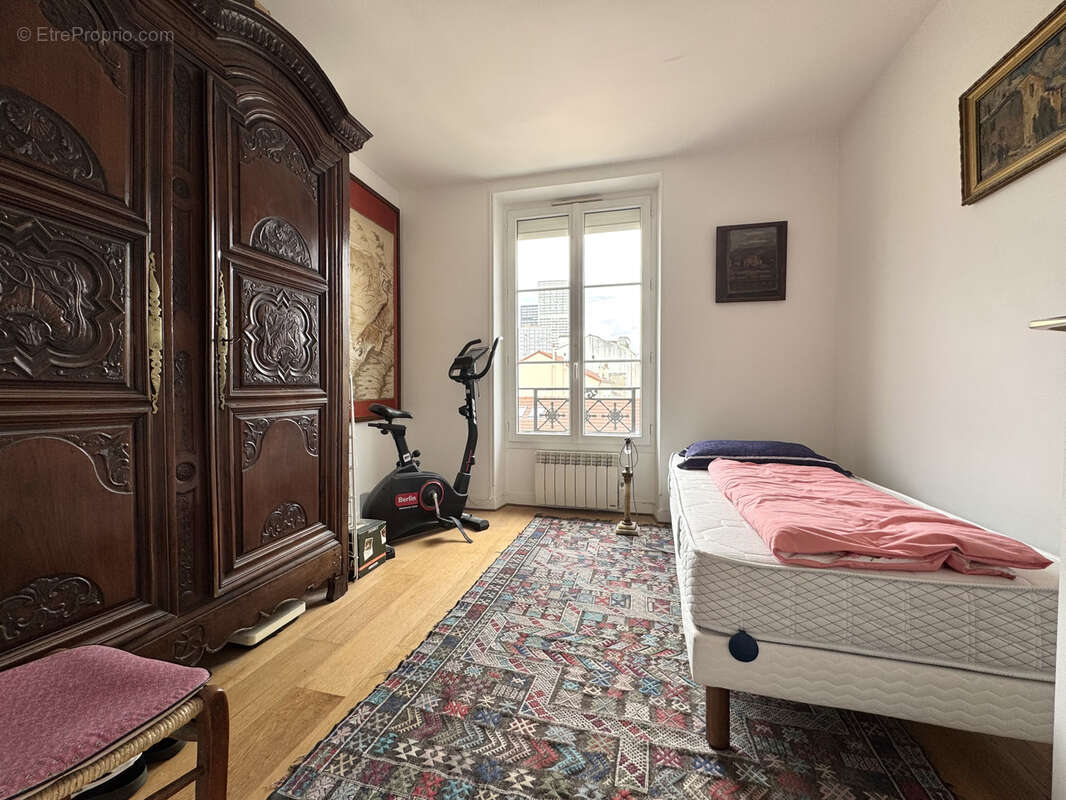 Appartement à COURBEVOIE
