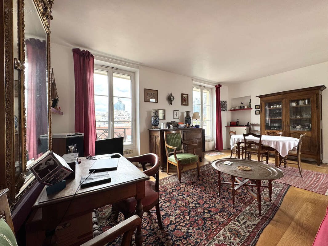 Appartement à COURBEVOIE